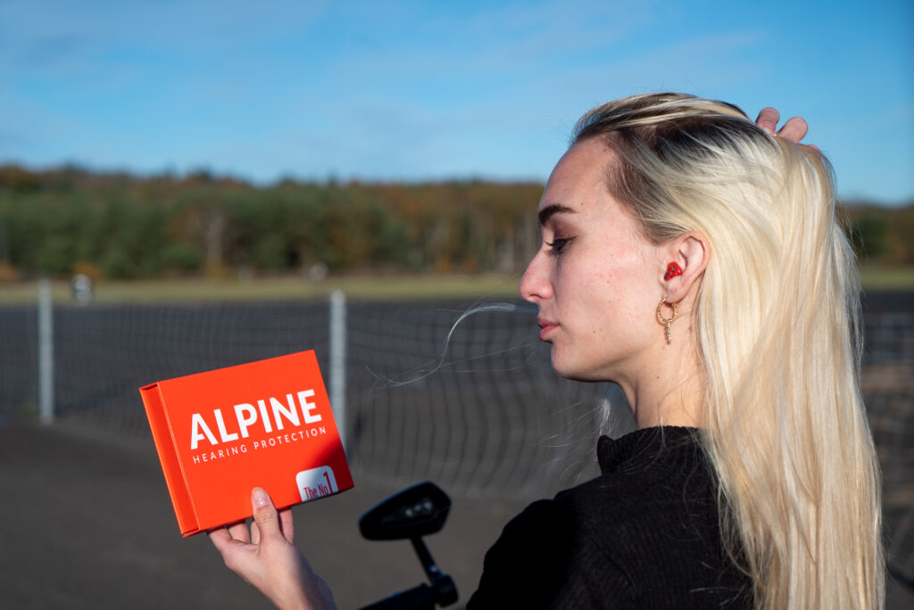 Anita Polet met oordoppen alpine hearing protection op maat motosafe